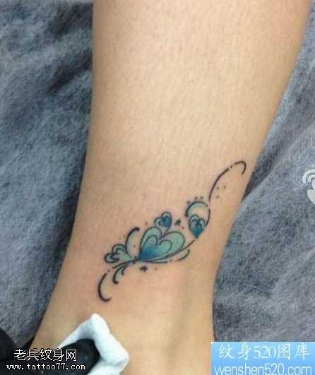 腿部爱心藤蔓纹身图案