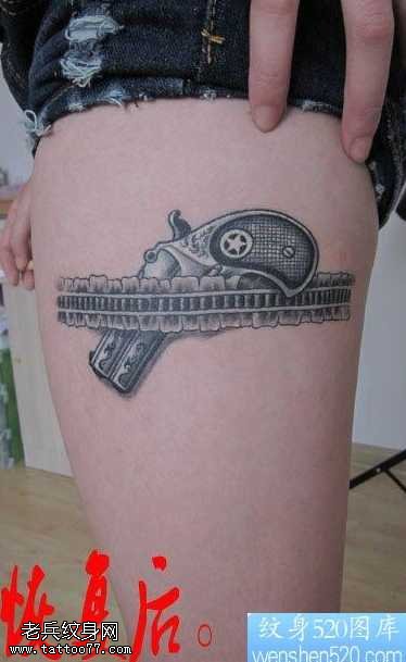 腿部手枪纹身图案