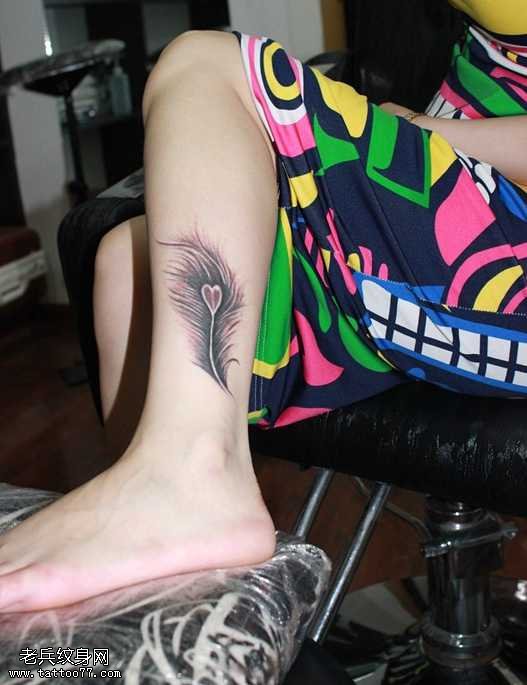 腿部羽毛爱心纹身图案