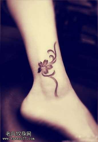 腿部花藤纹身图案