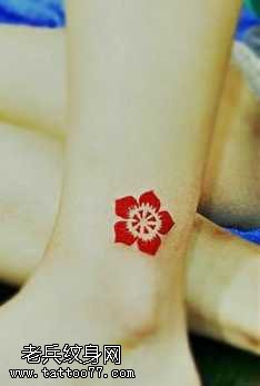 腿部红花藤纹身图案