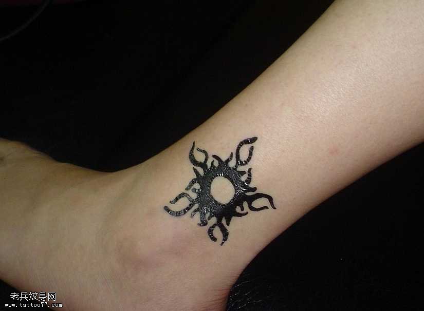 腿部花藤纹身图案