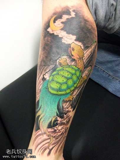 腿部乌龟纹身图案