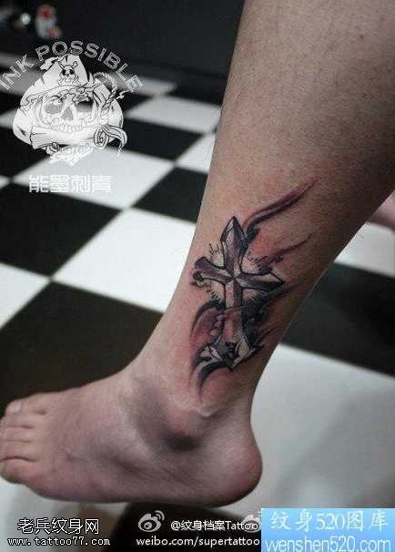 腿部十字架纹身图案