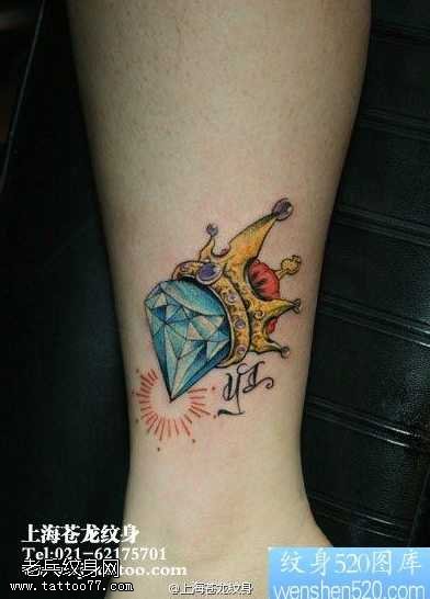 腿部钻石皇冠纹身图案