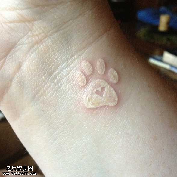 手臂熊印纹身图案