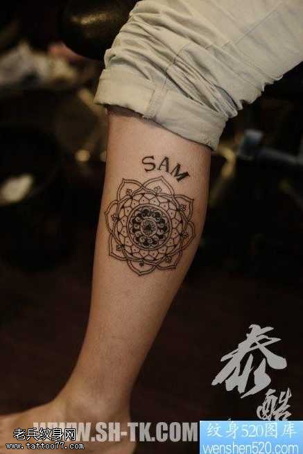 腿部唯美时尚的花卉图腾纹身图案