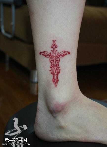 腿部小巧经典的红色图腾纹身图案