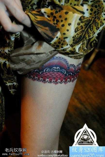 腿部潮流流行的蕾丝纹身图案