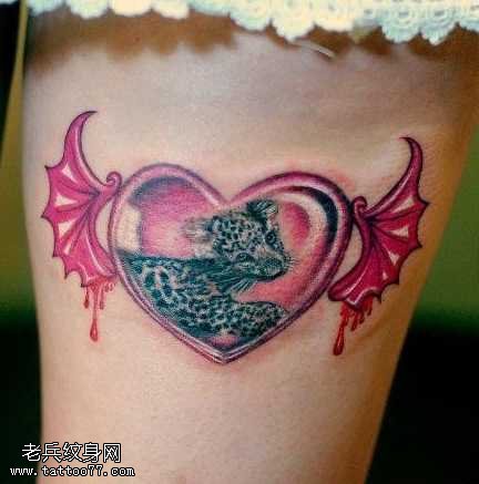腿部好看的小豹子爱心翅膀纹身图案