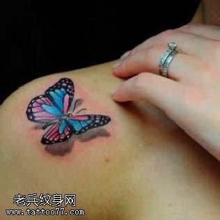 肩部逼真蝴蝶纹身图案