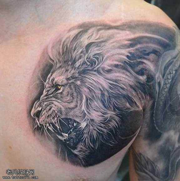 胸部狮人纹身图案