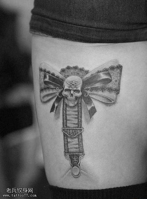 腿部精美的蕾丝蝴蝶结纹身图案