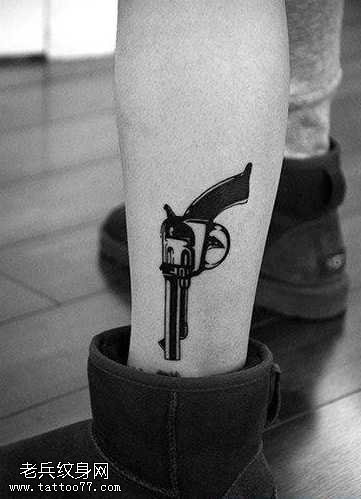 腿部潮流流行的图腾手枪纹身图案