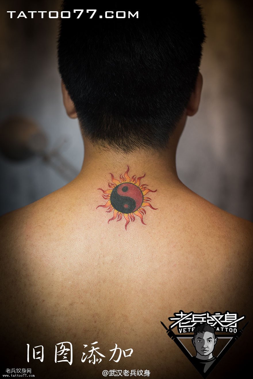 颈部彩色图腾太阳纹身图案作品