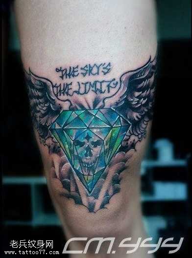 腿部组钻石与翅膀纹身图案