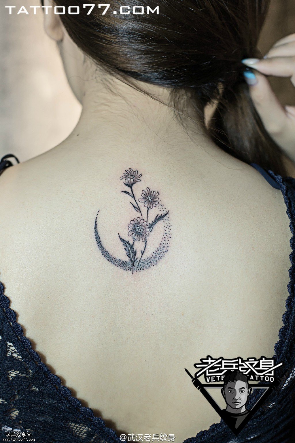 闺蜜后背月亮花卉纹身图案作品