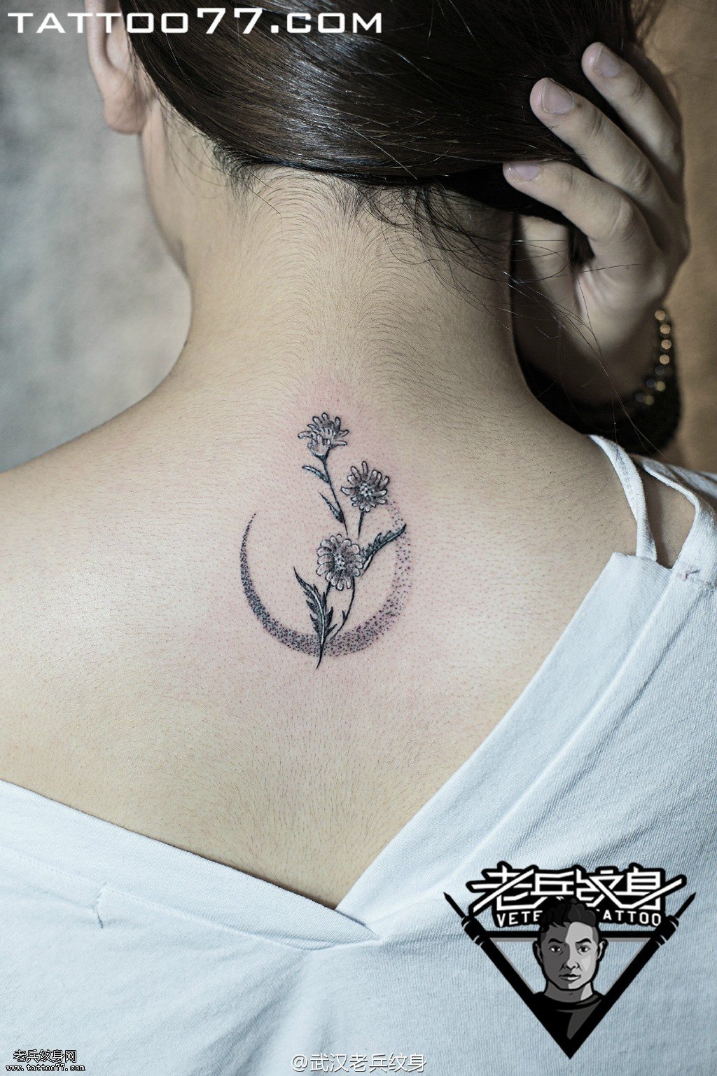闺蜜后背月亮花卉纹身图案作品