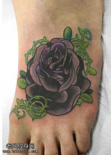 脚部黑玫瑰纹身图案