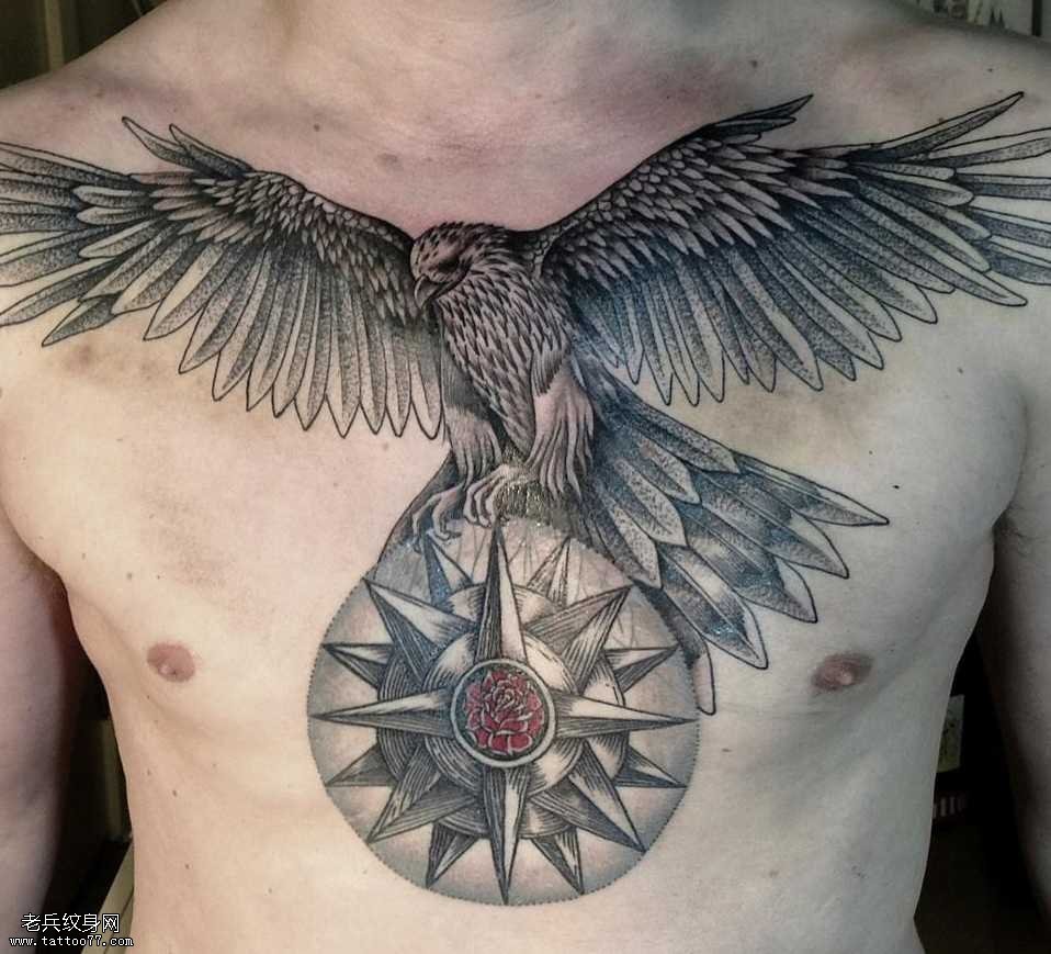 胸部鹰指针纹身图案