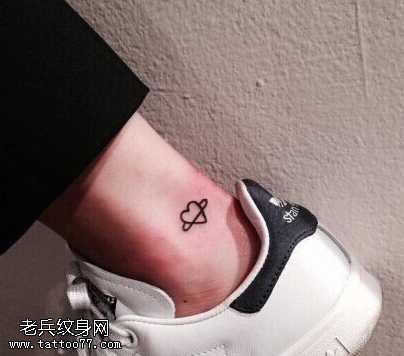腿部爱心纹身图案