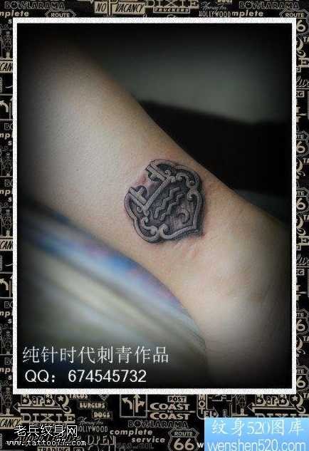 腿部锁纹身图案
