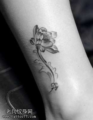 腿部精美莲花纹身图案