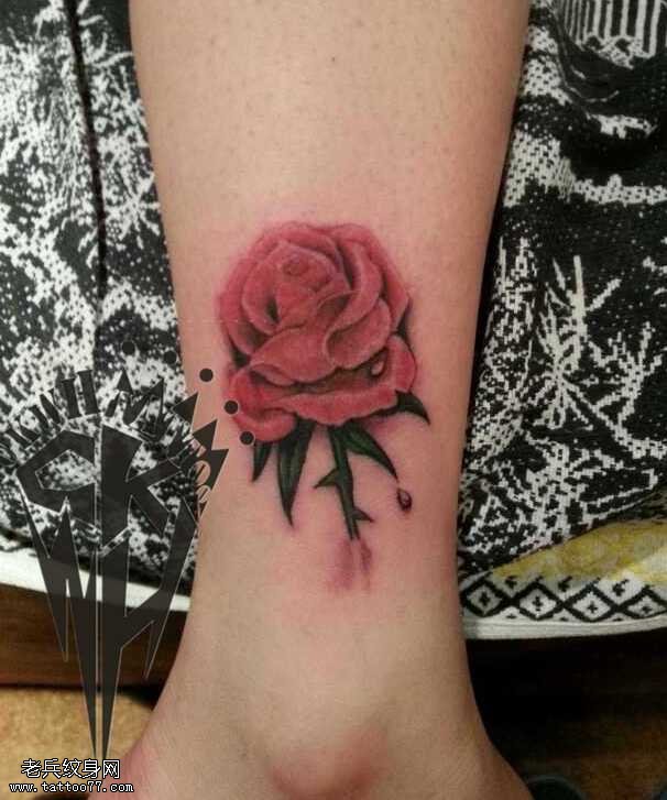 腿部玫瑰纹身图案