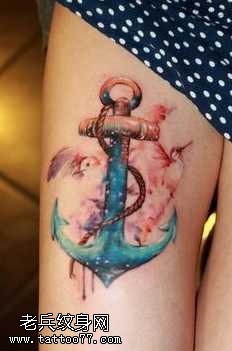 纹在大腿上的船锚纹身图案