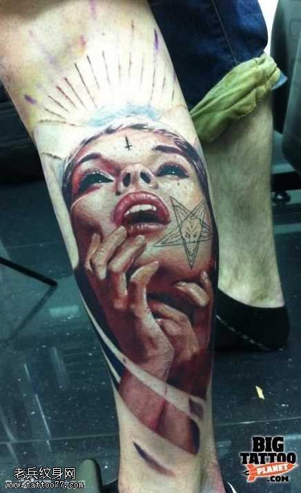 腿部女人物纹身图案