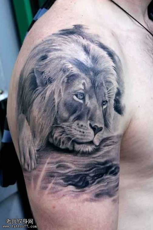 胳膊黑灰狮子纹身图案