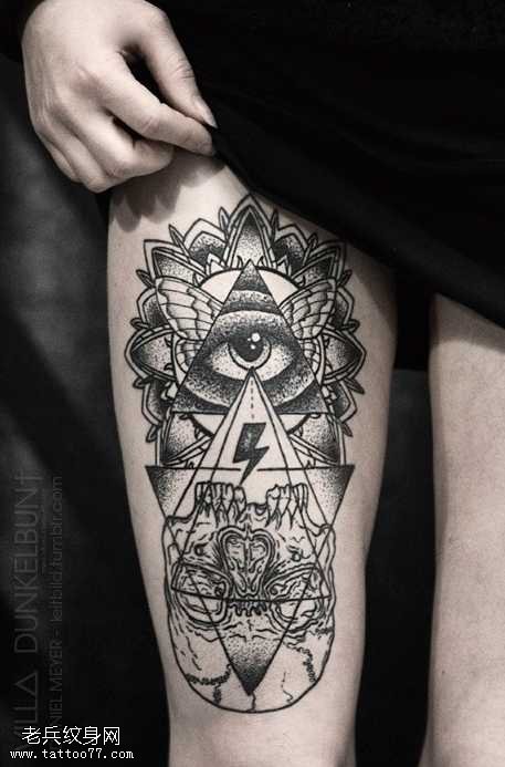 腿部黑与白纹身图案