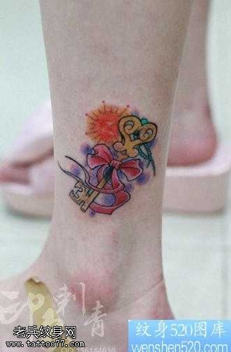 腿部小巧潮流的钥匙纹身图案