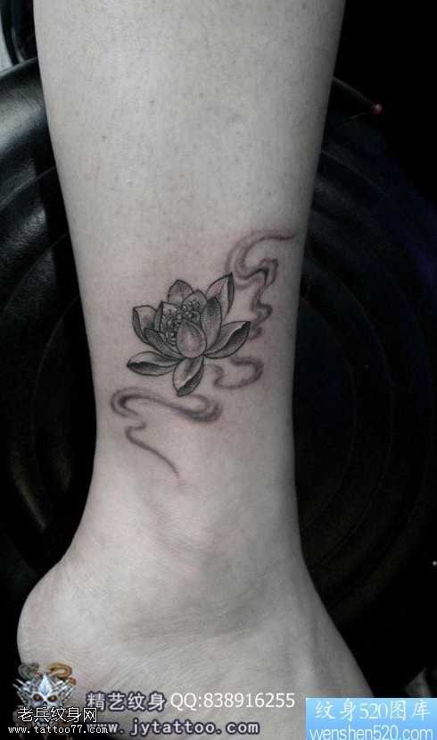 腿部唯美潮流的莲花纹身图案