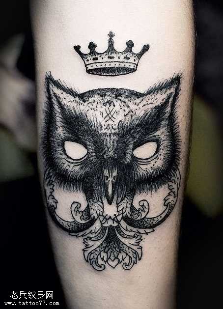 腿部黑灰猫头鹰面具纹身图案