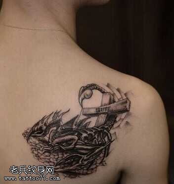 肩部十字蝎子纹身图案