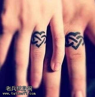 手指爱心情侣纹身图案