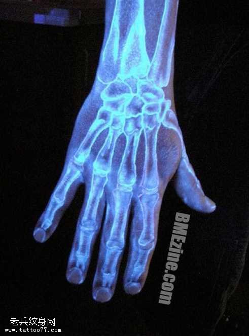 手臂骨骼荧光纹身图案