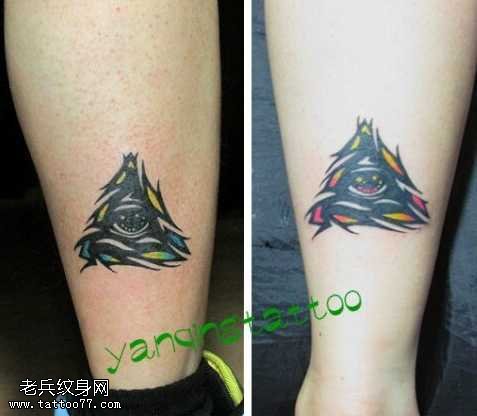 腿部全视之眼纹身图案