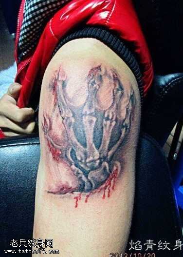 胳膊血爪纹身图案