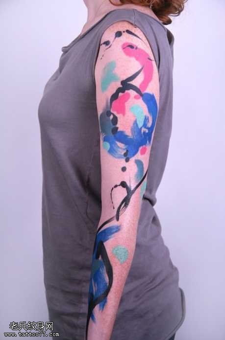 手臂彩水墨鲤鱼纹身图案