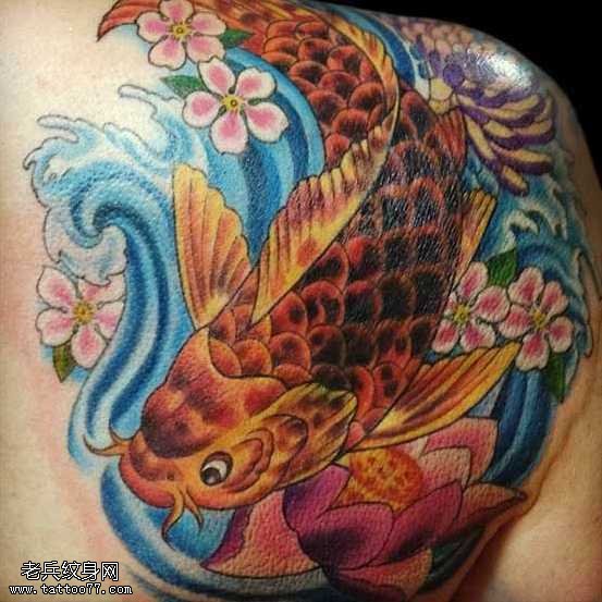 肩部经典的中国鲤鱼纹身图案
