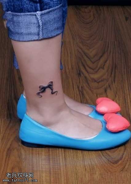 腿部蝴蝶结纹身图案