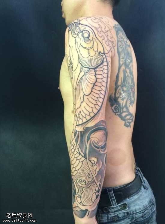胳膊黑白鲤鱼纹身图案