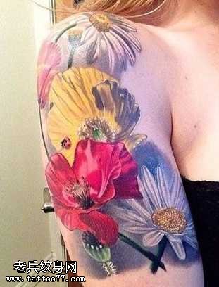 胳膊逼真花朵纹身图案