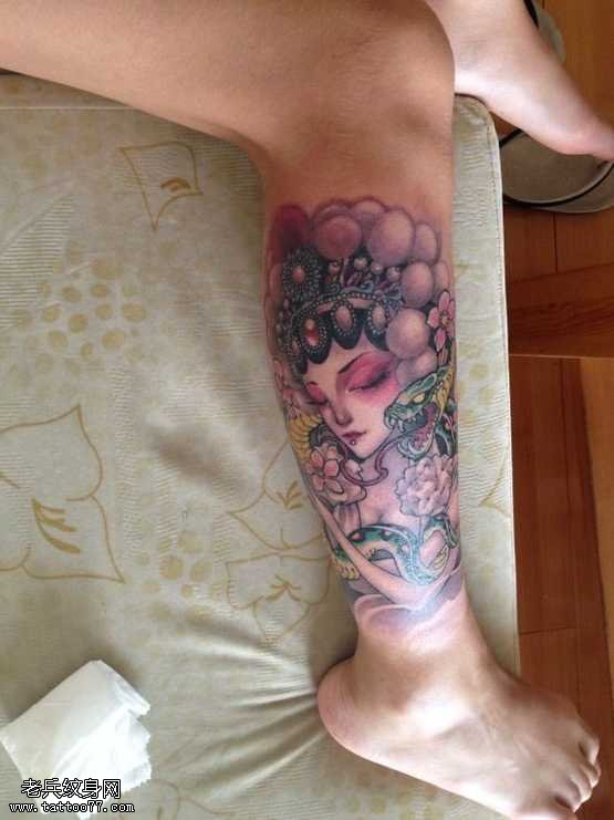 腿部花旦纹身图案