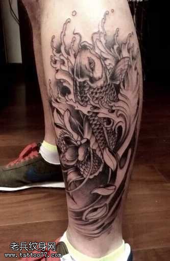 腿部黑灰鲤鱼纹身图案