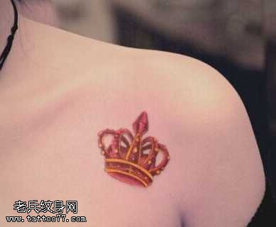 肩部黄金皇冠纹身图案