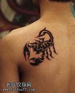背部蝎子图腾纹身图案