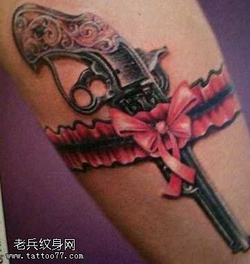 腿部手轮枪纹身图案